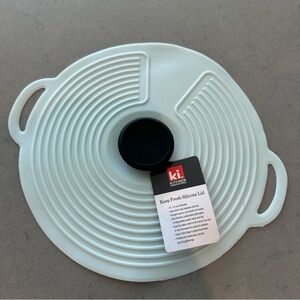 NWT silicone kitchen universal lid with handle light blue 9”